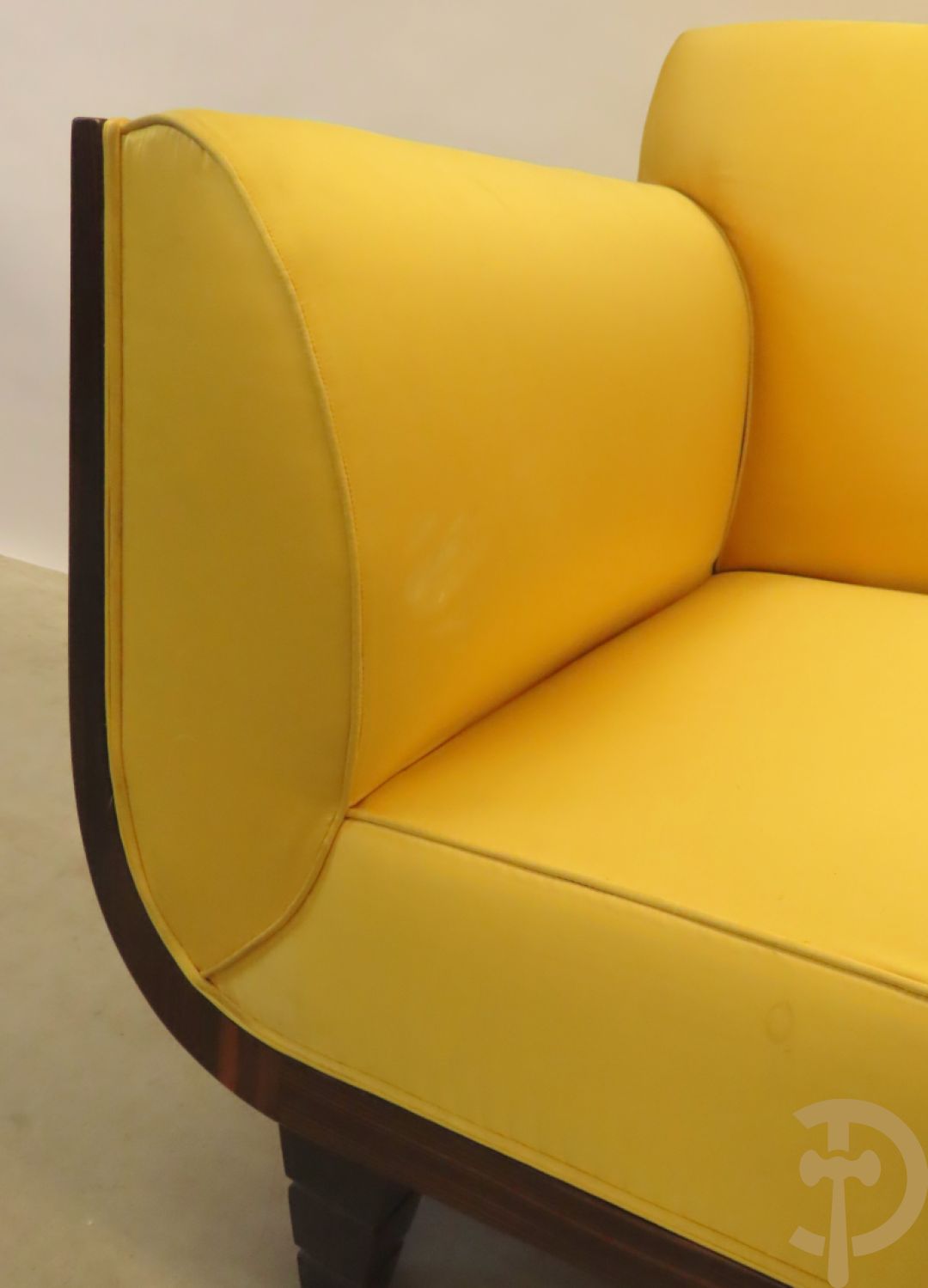 Canapé met gele zijden stof bekleed op palissander chassis, Art deco stijl