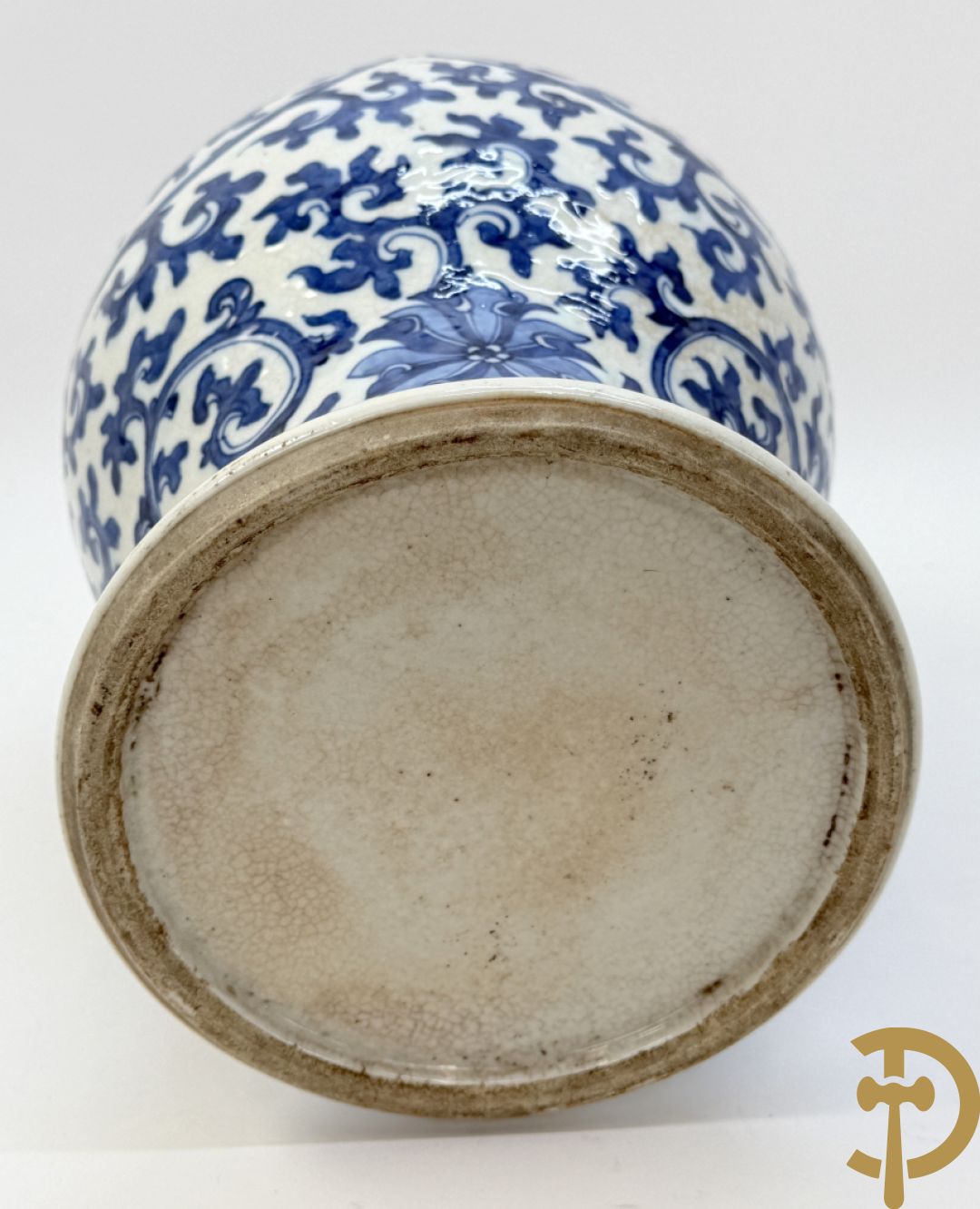 Paar Chinese dekselpotiches in blauw wit porselein met bloemendecor en accanthusranken