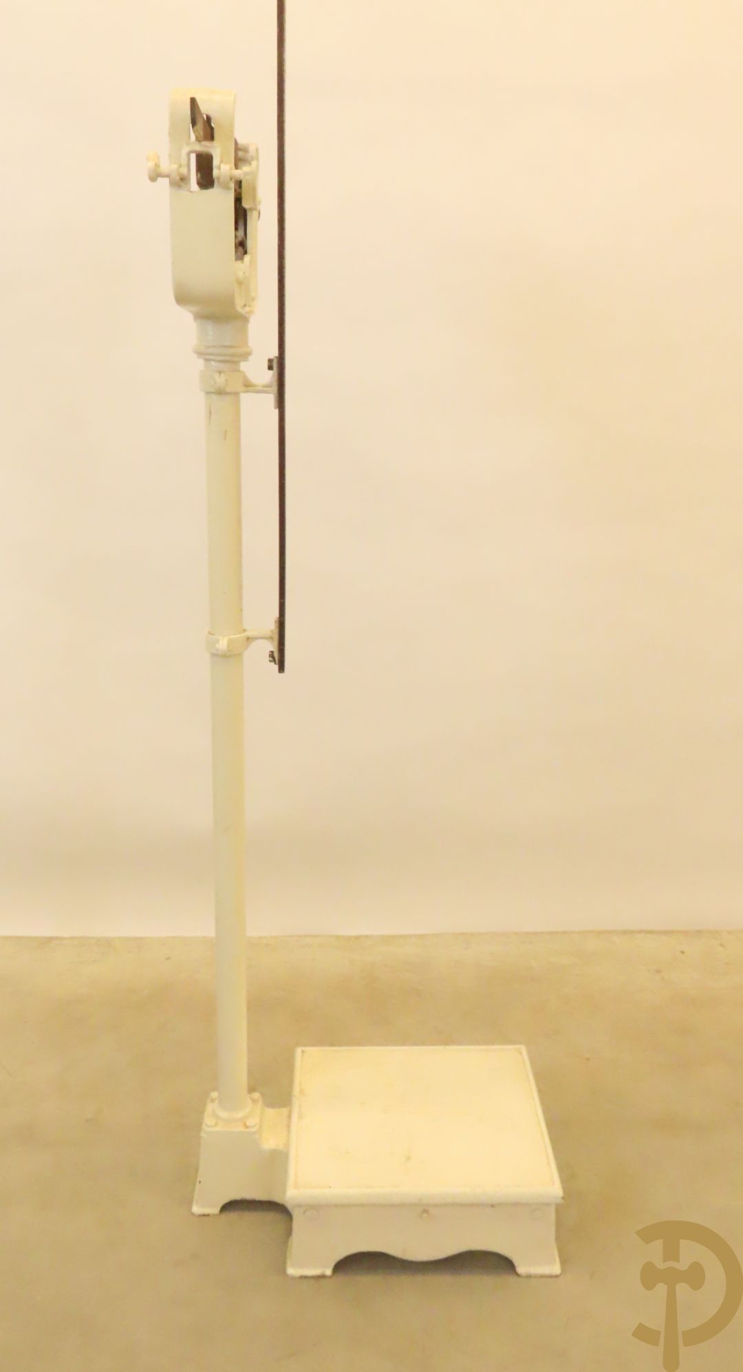 Oude metalen doktersweegschaal met meetlat