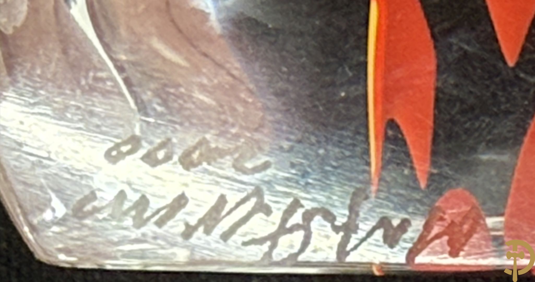 MAPSTEVENS getekend 2000 - Kristallen half bolvormig sierstuk met geel/rode motieven