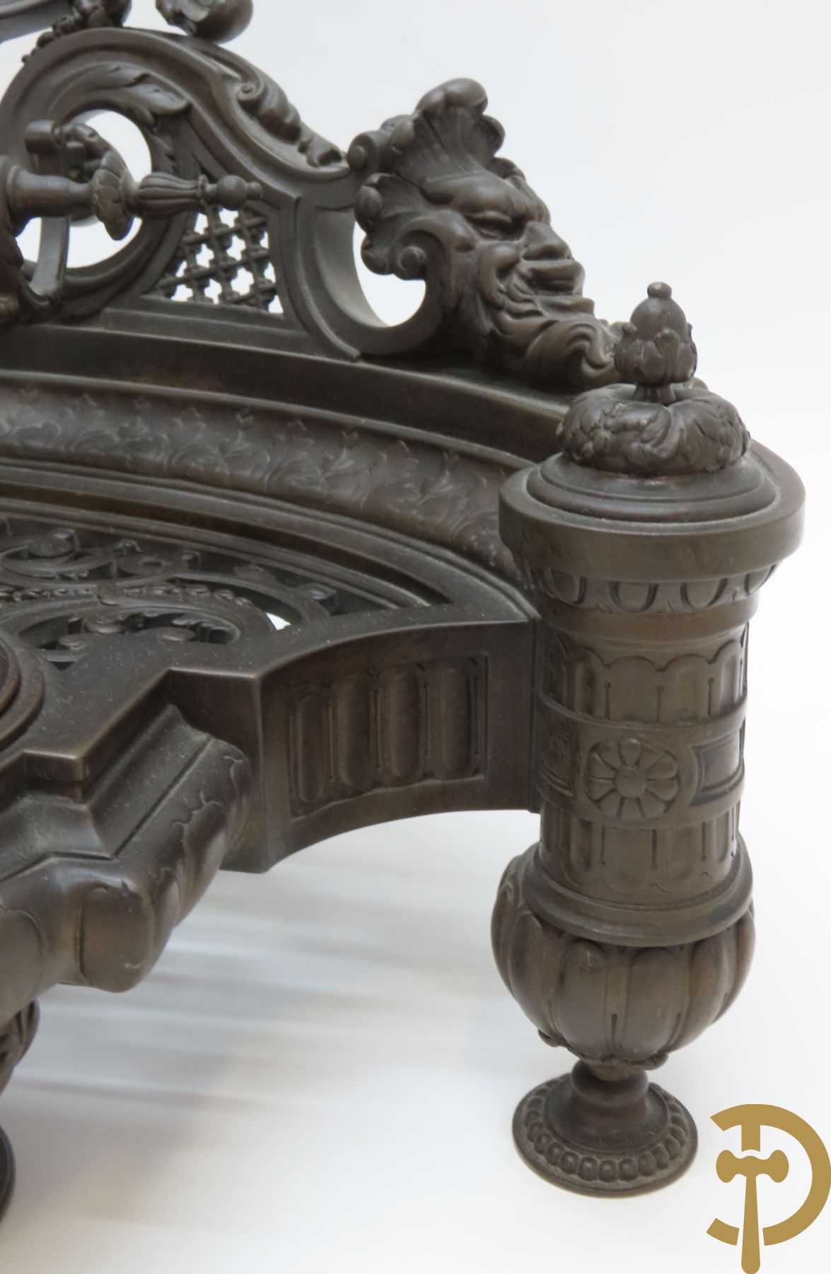 Bronzen Neo Renaissance inktstel met rocailles en bladmotieven