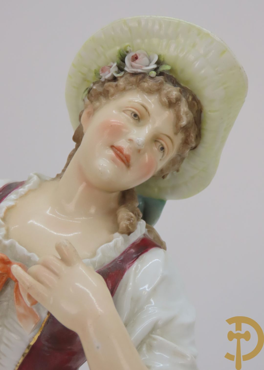 Paar meerkleurige porseleinen beelden van romantisch koppel , onderaan gemerkt