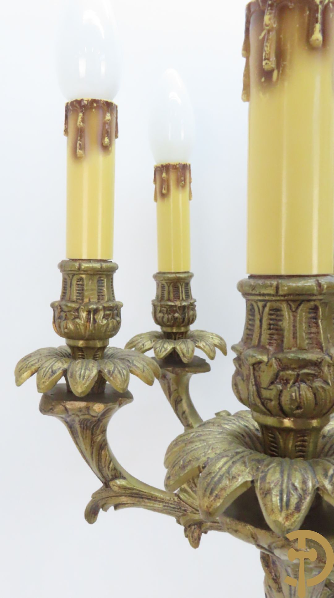 Paar bronzen kandelaars met dame houdende een toorts met 6 kaarsen