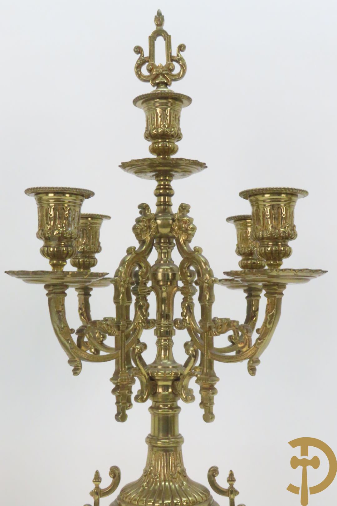 Driedelige koperen Neo Renaissance garnituur bestaande uit klok met amfoor bovenaan en Neo Renaissance motieven, Richond 11 Bd Mont Martre getekend - geflankeerd door paar vijfarmige kandelaars