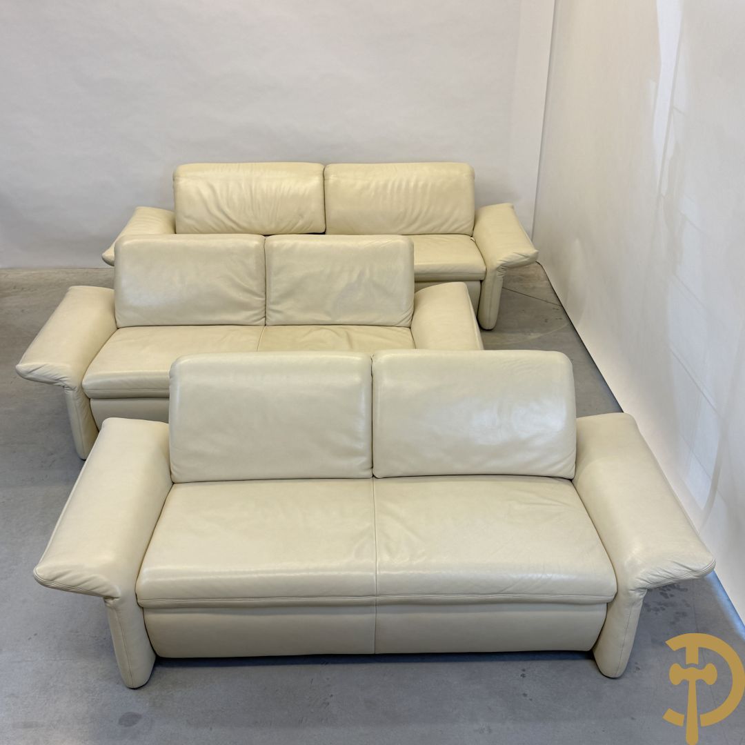 Salonensemble Koinor bestaande uit 3 elementen waarvan groot element met uittrekbaar voeteinde en twee tweezits