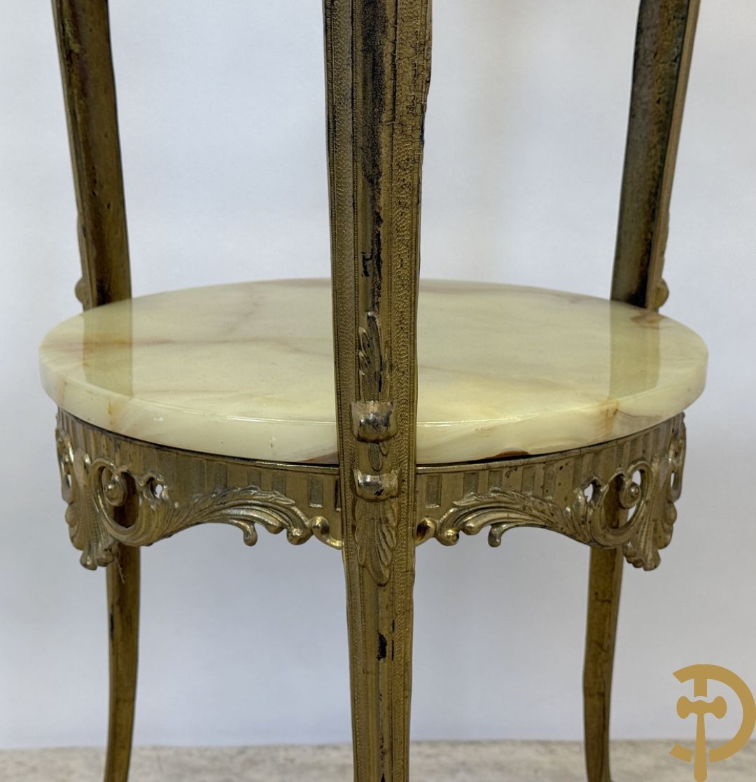 Paar koperen sokkels met Louis XV motieven en 2 étages op drie voluutvormige poten - met onix marmeren blad