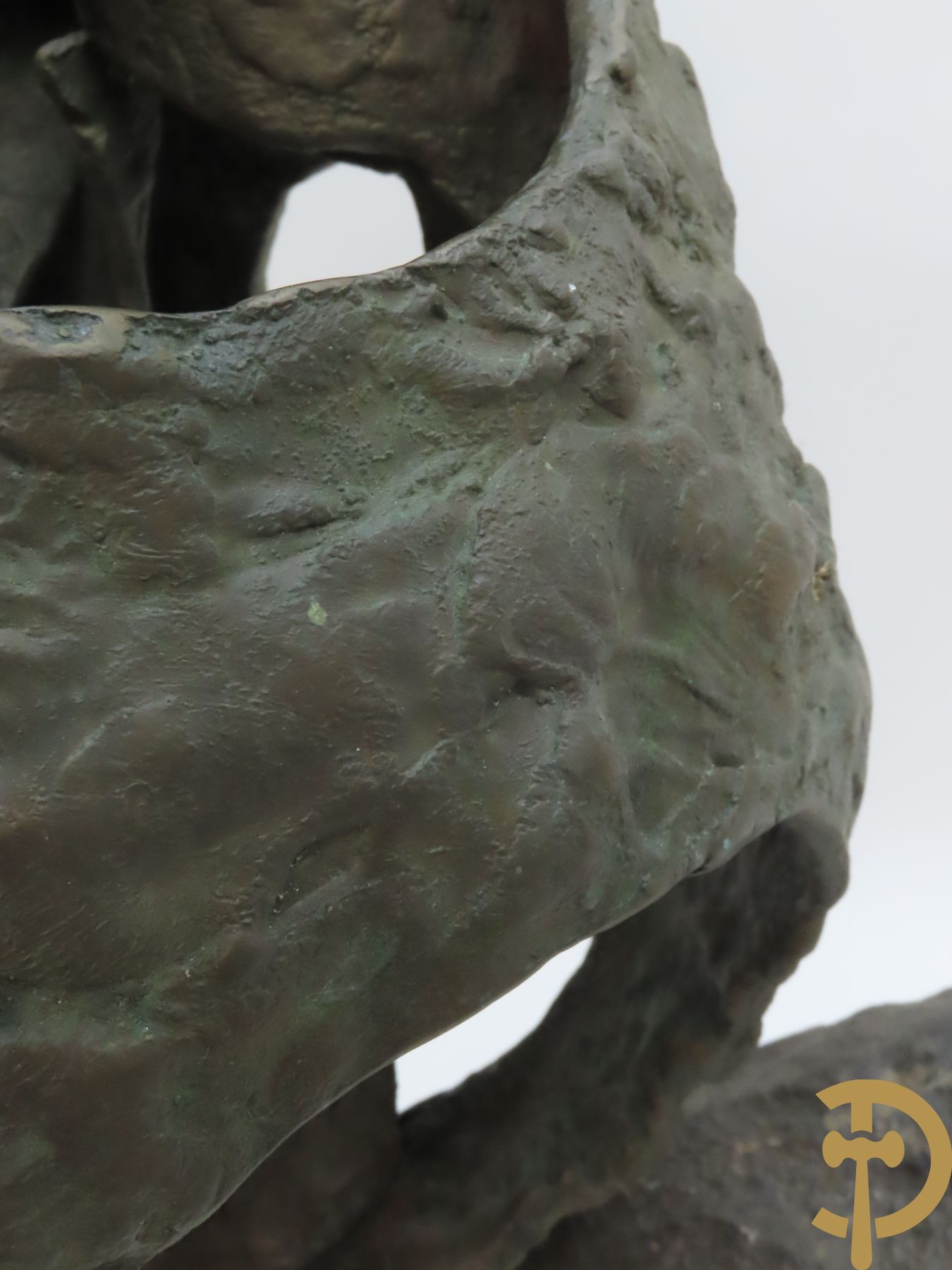 LAMPENS Mark getekend op arduinene sokkel - Kegelvormige bronssculptuur met grillig rolwerk