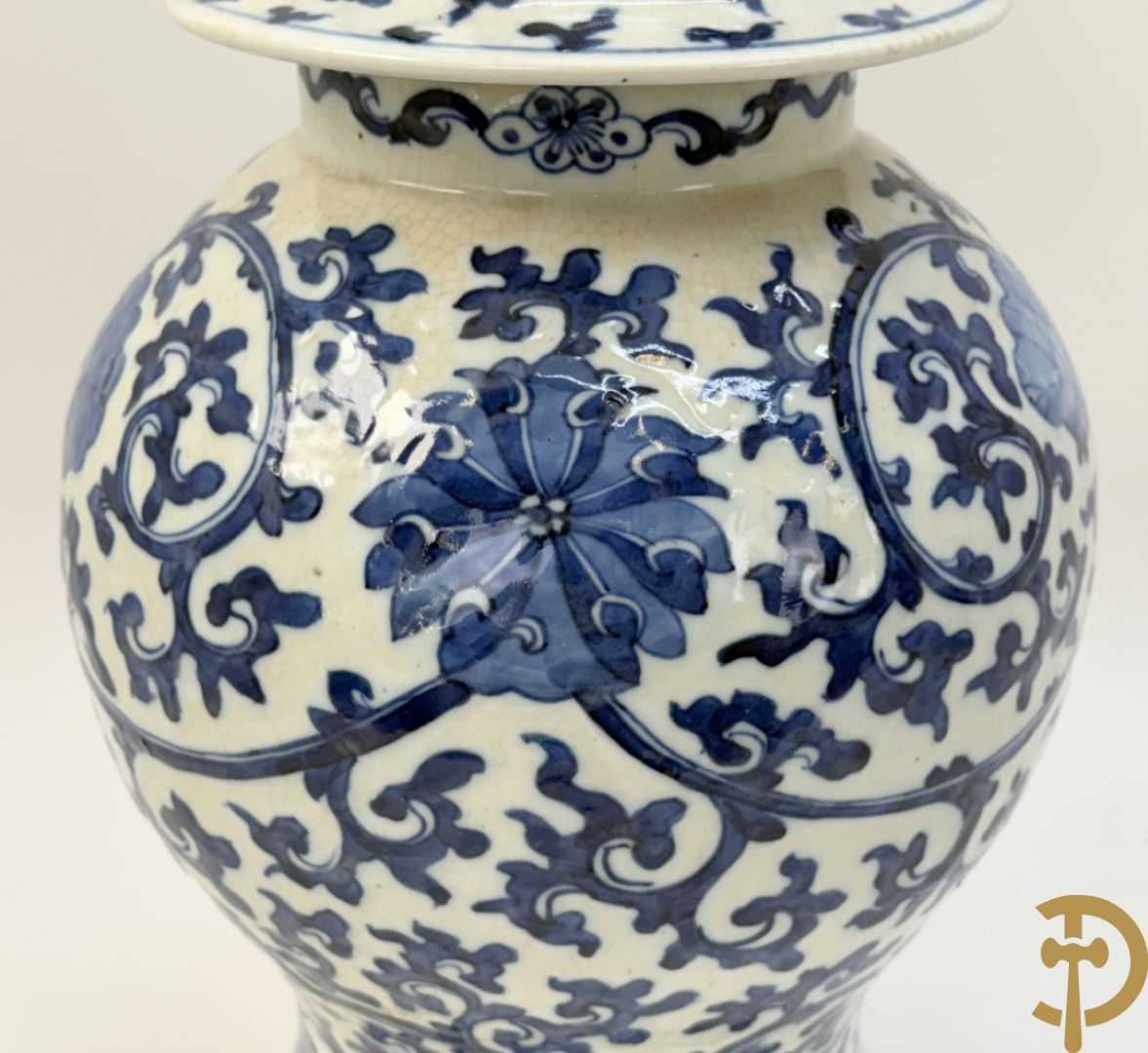 Paar Chinese dekselpotiches in blauw wit porselein met bloemendecor en accanthusranken