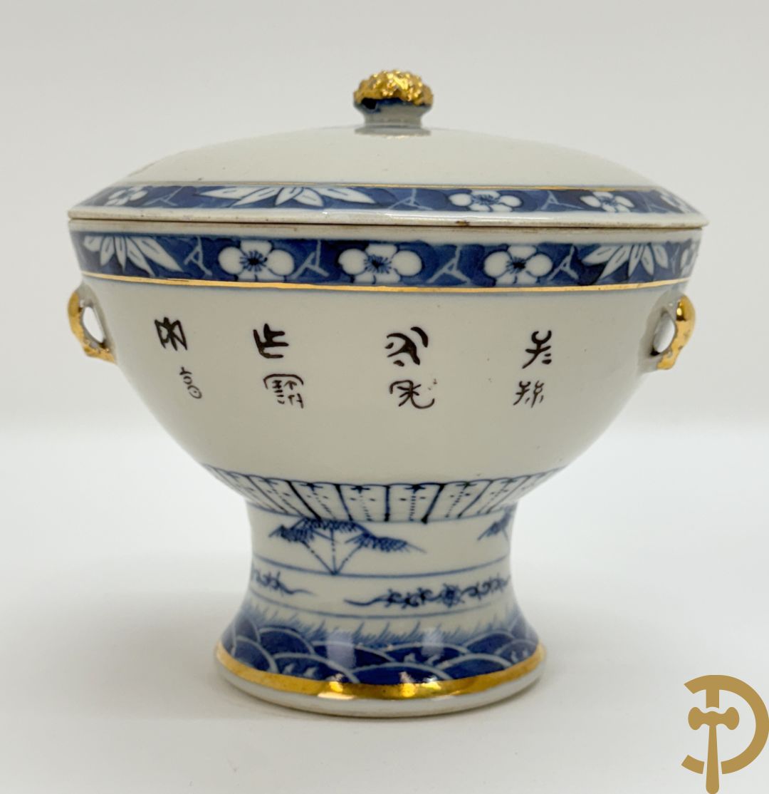 Chinese porseleinen coupe met deksel en vergulde oren