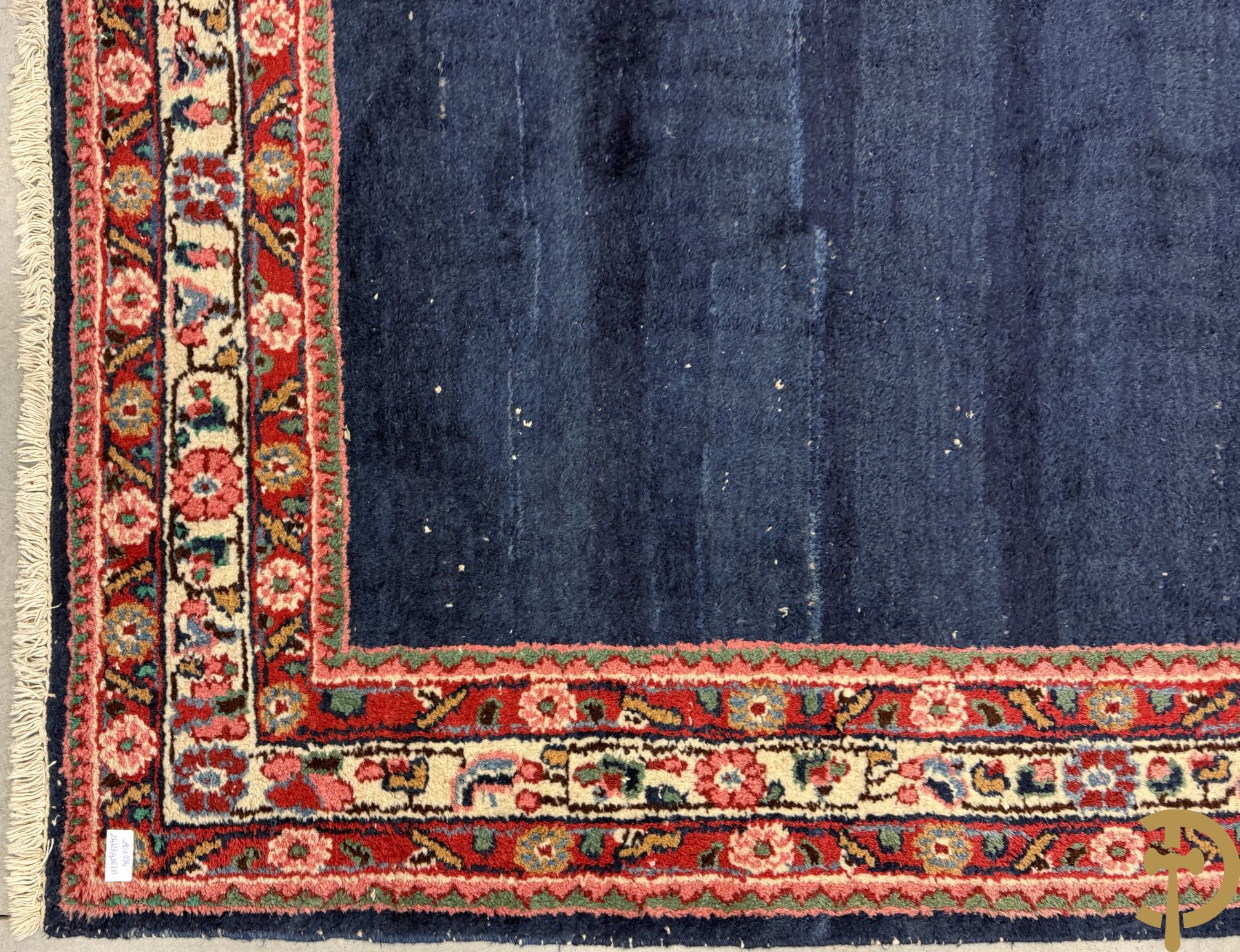 Drie oosterse handgeknoopte tapijten met blauwe fond