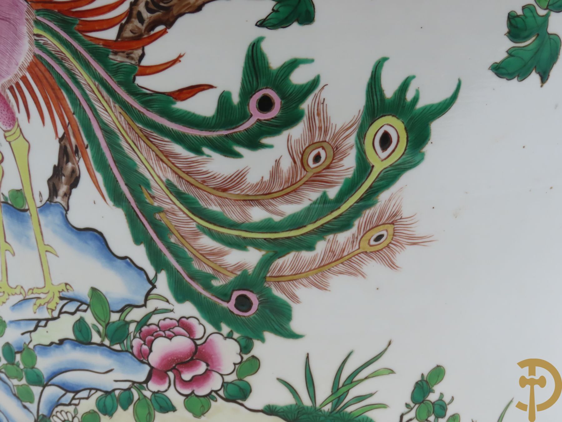 Grote Chinese porseleinen dekselpotiche met fenixvogels, pioenrozen en accanthusranken - met bijhorende sokkel