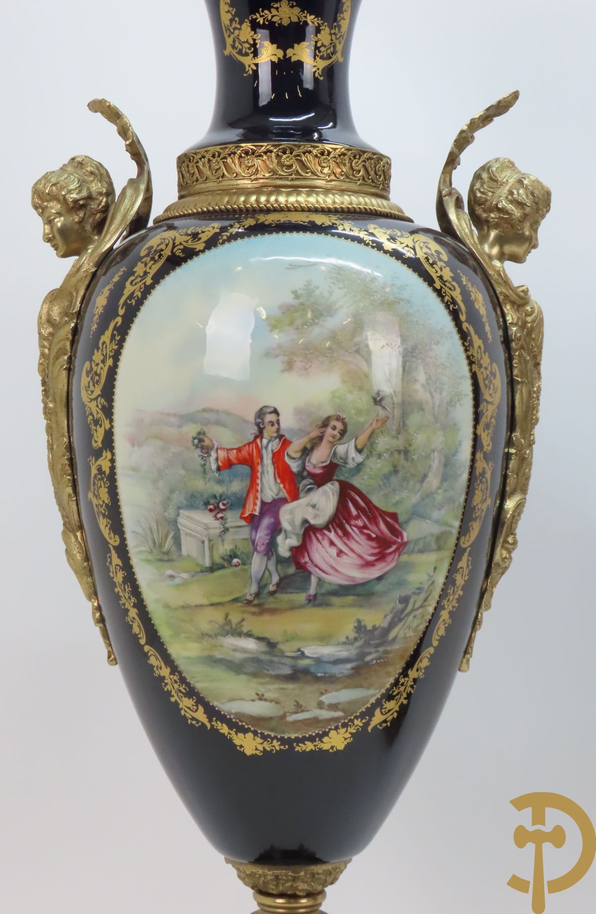 Paar Sèvres stijlvazen met geanimeerd romantisch decor, zijdelings bezet met bronzen medusahoofden, Rouly getekend