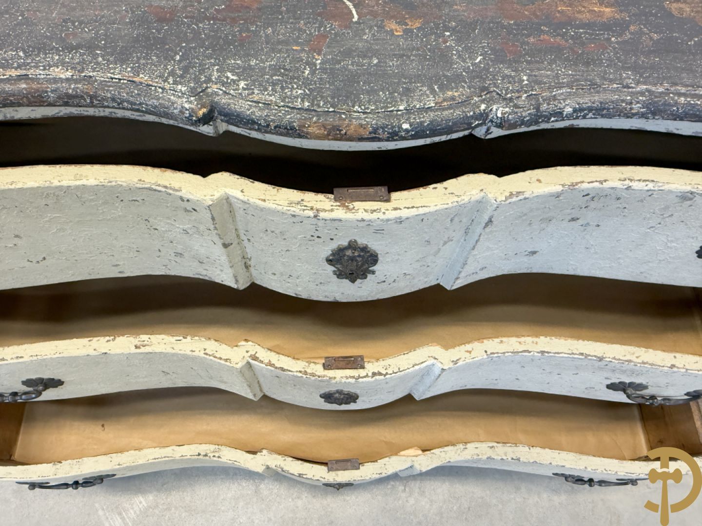 Gepatineerde 3 laden commode met bronzen trekkers en sleutelplaten