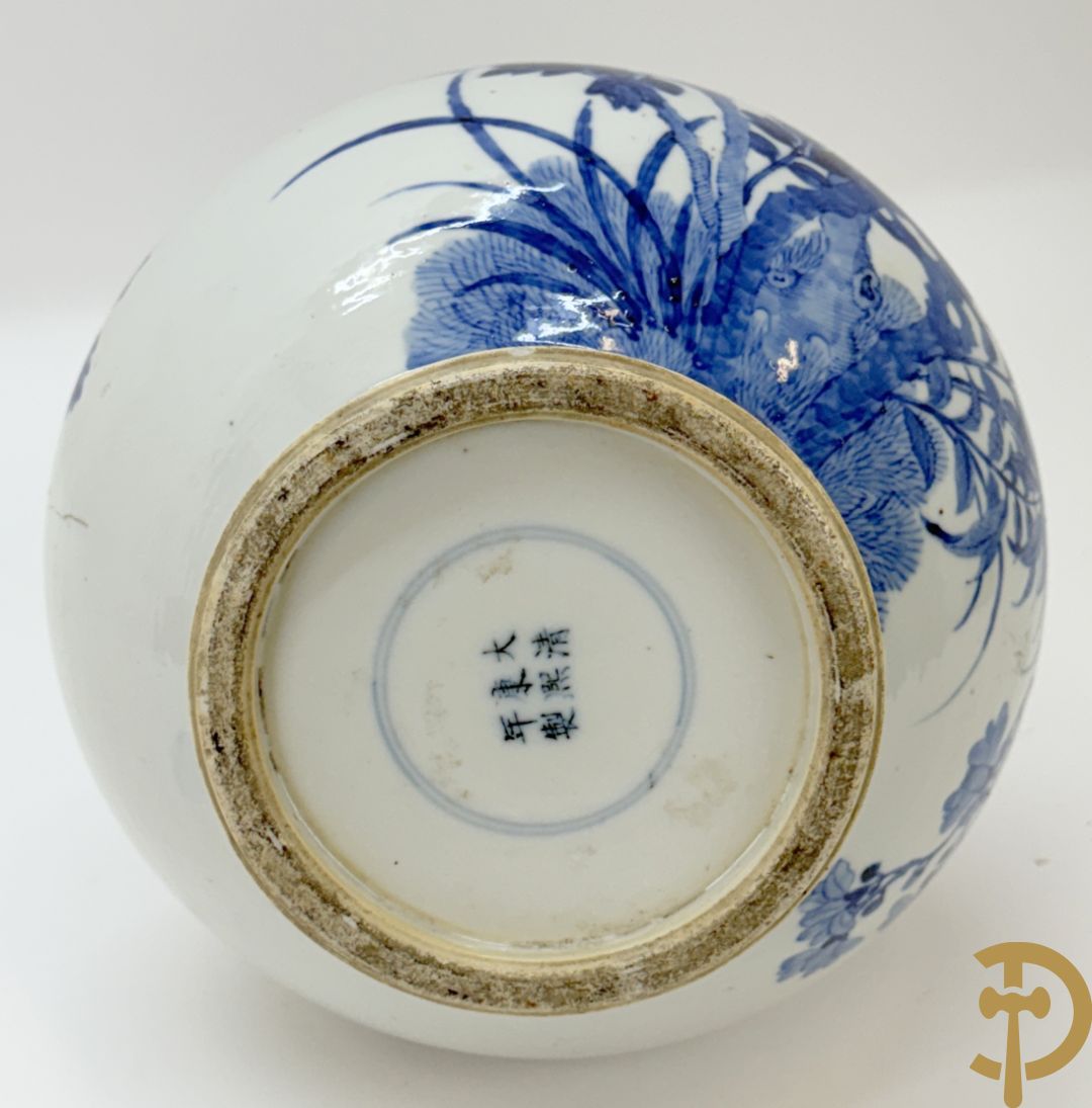 Chinese blauw/witte porseleinen kalebasvormige vaas met bloemen- en vogeldecor, onderaan gemerkt