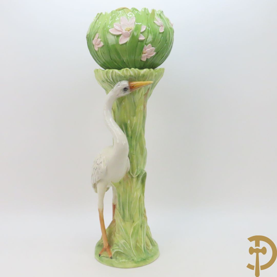 Keramieken zuil met ooievaar in het riet met cachepot erop, Italiaans, gemerkt