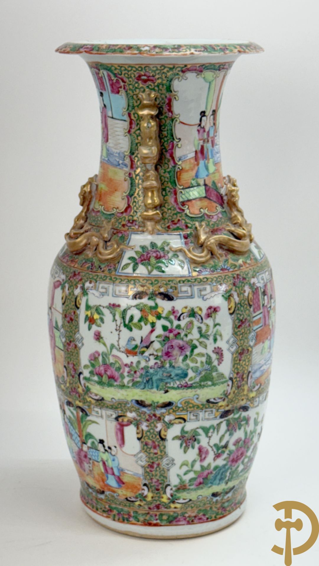 Chinese porseleinen Kanton vaas met geanimeerde taferelen en natuurdecor