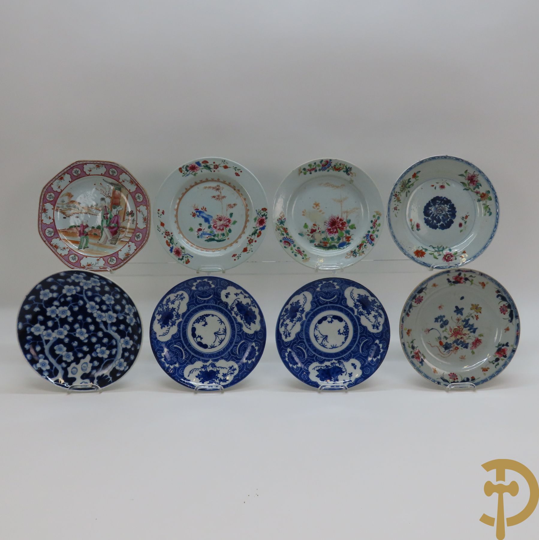 Acht Chinese porseleinen borden w.o. blauw/wit met bloemendecor, 2 blauw/witte borden, 2 Imari borden (1 met ster), 2 porseleinen borden met decor van bloemen in landschap en octagonaal bord