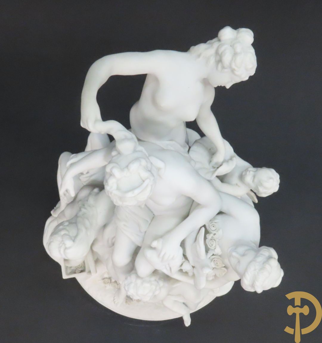 Porseleinen sierbeeld met 4 naakte dames en cupido bezet met bloemenkransen, Sèvres gemerkt