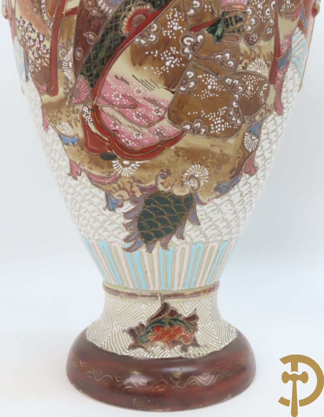 Paar Japanse Satsumat vazen met kijgerdecor en geanimeerde scènes, zijdelings met vogels bezet