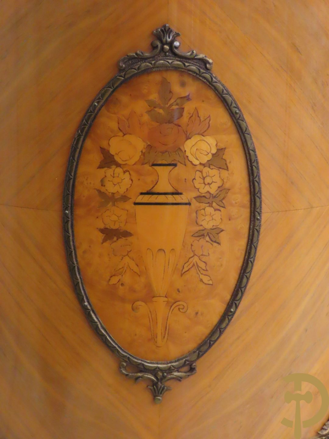 Notelaren eetkamer Louis XVI stijl bestaande uit vijfdeursdressoir met bloemenmarquetterie, bronsbeslag en wit marmeren blad, ovale uittrekbare tafel, 6 stoelen met leder bekleed en gegalbeerde vitrine met geslepen ruitjes