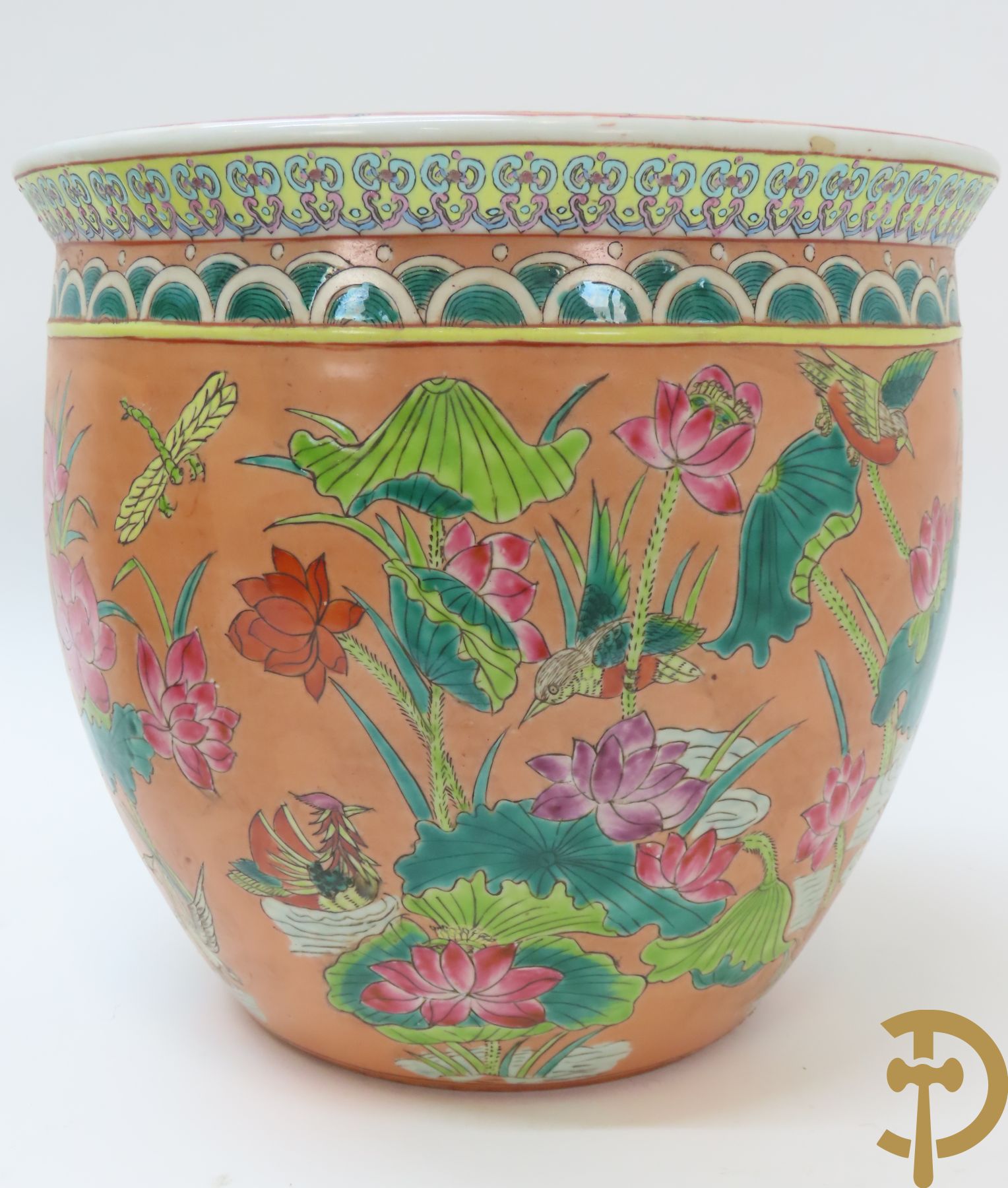 Paar Chinese porseleinen cachepots met bloemendecor en binnenin met visdecor