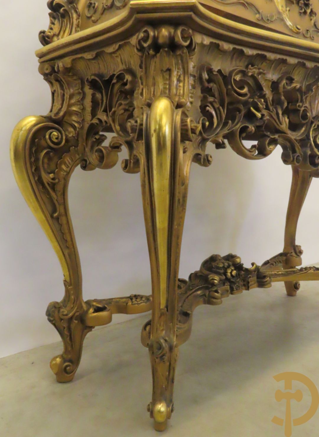 Uitzonderlijke vergulde bar met accanthusranken en bloemenmotieven op voluutvormige poten