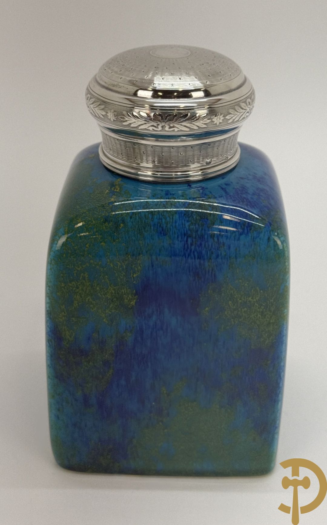 Vierkante blauw porseleinen fles Sèvres (Paul Milet) gemerkt met zilveren dop + dekseldoos Capo di Monte met cupido