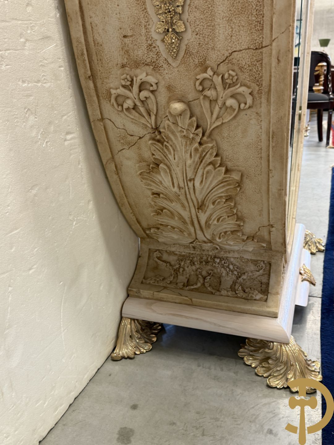 Uitzonderlijke eetkamer bestaande uit dressoir met 4 deuren en 2 lades op voluutvormig onderstel met rocailles opzij en boven met spiegel + bijhorende vitrine + console + spiegel + tafel op voluutvormig onderstel + 6 bijhorende armzetels met koperen frame - uniek ontwerp door de firma Vidal Grau Spaanse makelij, begin jaren 