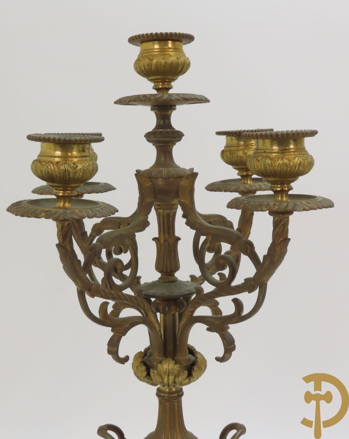 Paar bronzen kandelaars bovenaan bekroond met amfoor en pijlenkoker