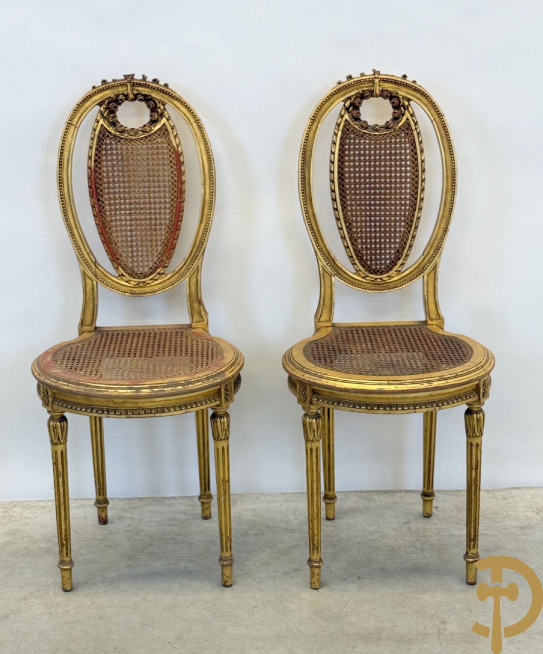 Ovale vergulde salontafel met Louis XVI motieven op gecanneleerde poten - met marmeren blad + 2 vergulde Louis XVI stoelen