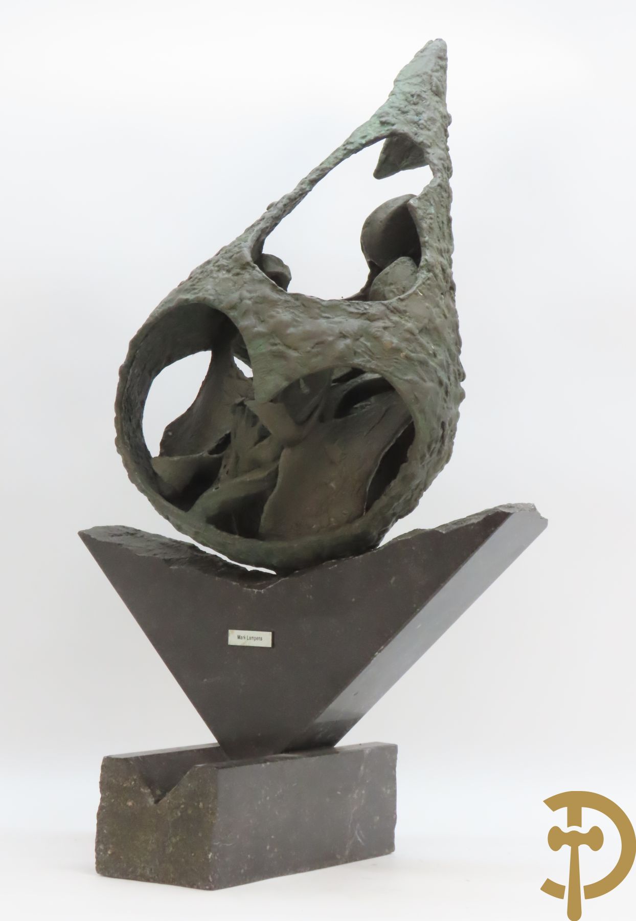 LAMPENS Mark getekend op arduinene sokkel - Kegelvormige bronssculptuur met grillig rolwerk