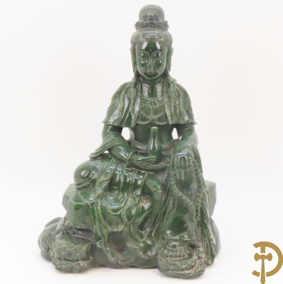 Handgesculpteerde geisha met flesje in de hand in groene jade