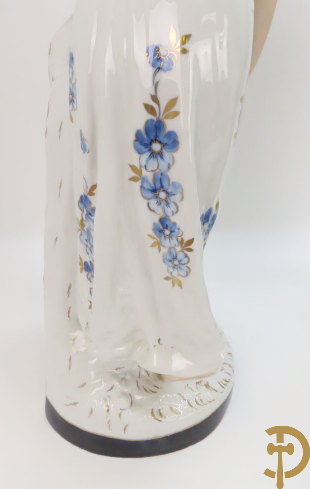 Paar Royal Dux personages van dame en heer bij de waterkraan, onderaan gemerkt en genummerd 10965 en 10563