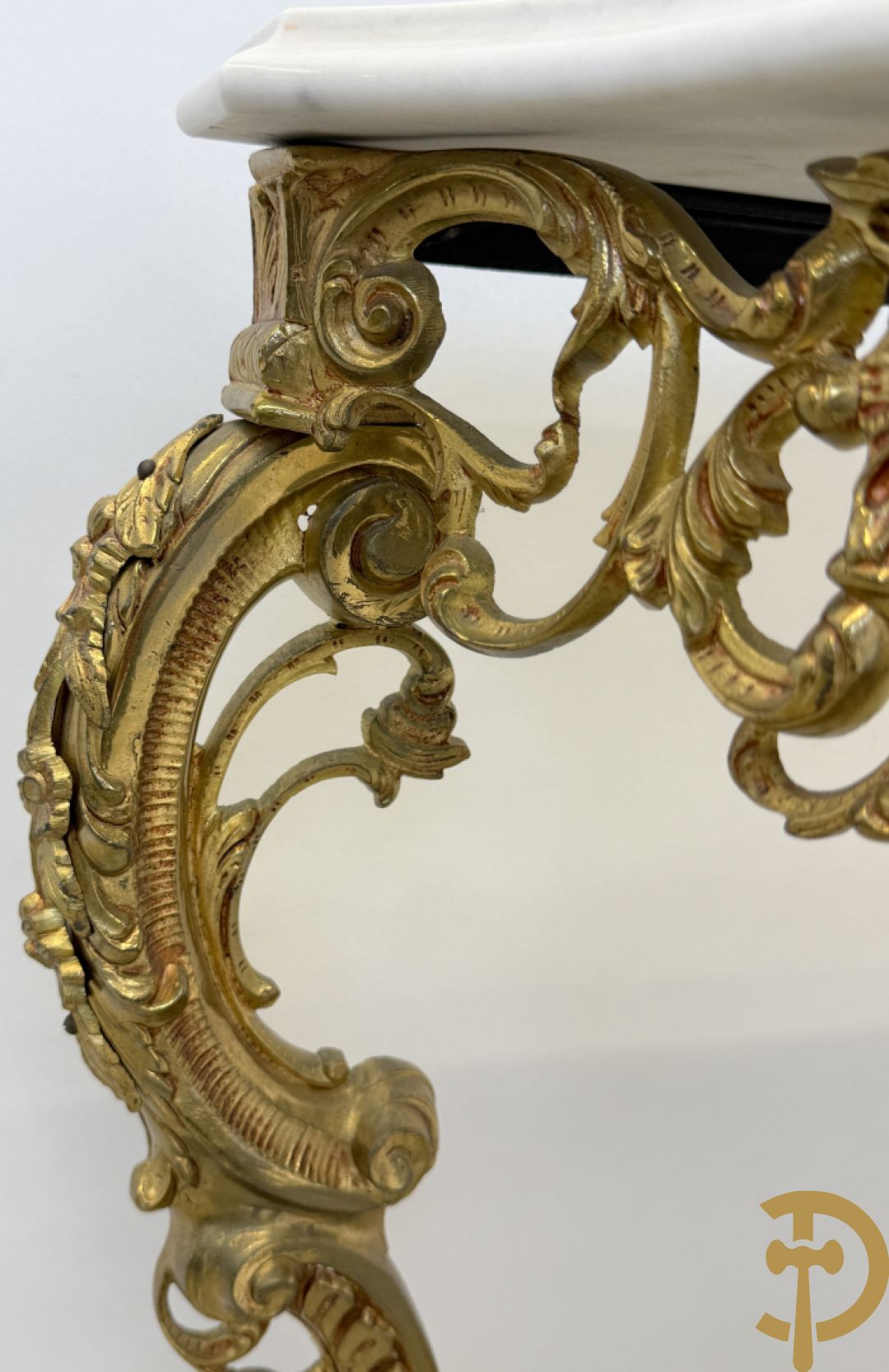 Koperen sierconsole Louis XV stijl met wit marmeren blad op 4 voluutvormige poten + bijhorende spiegel
