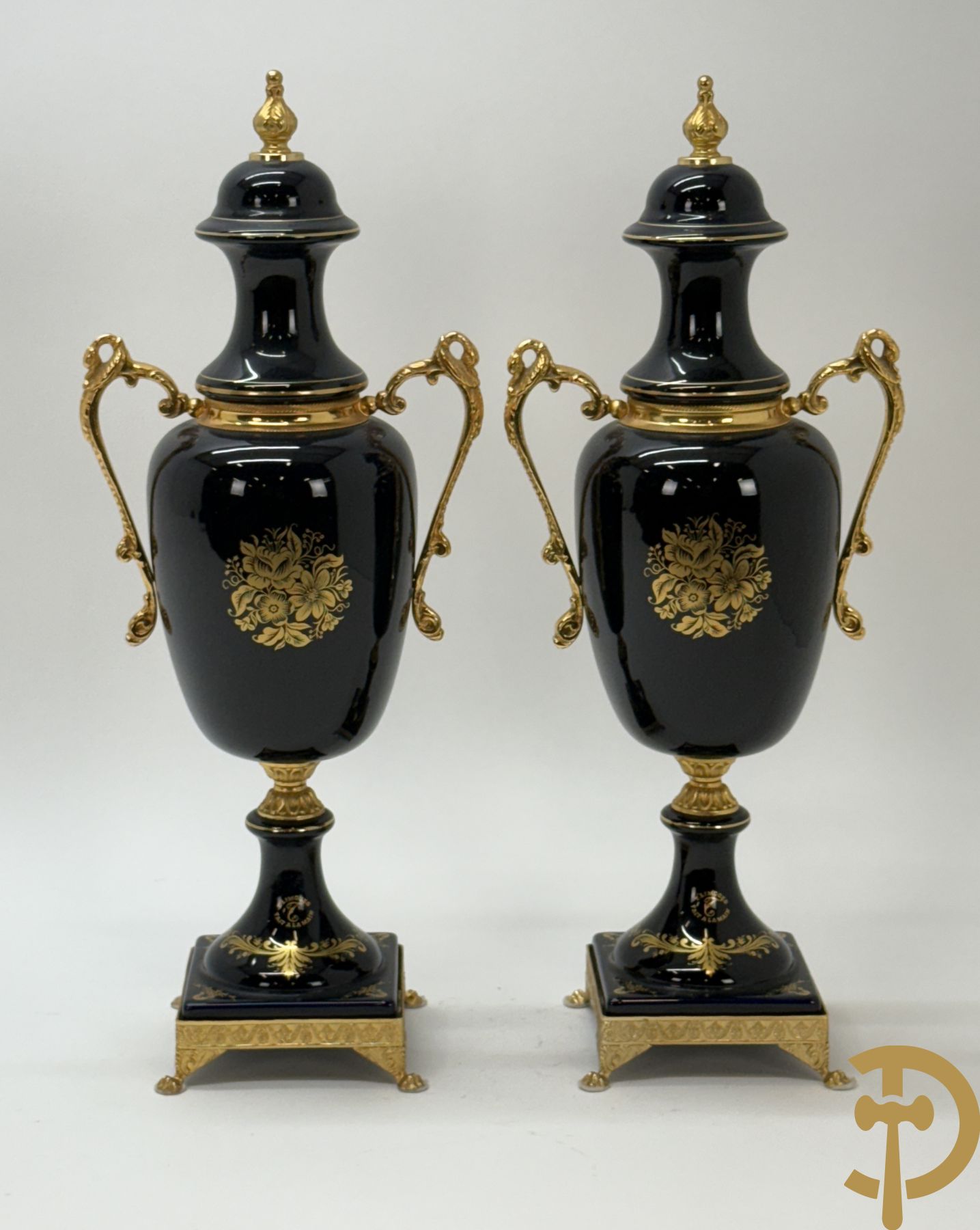 Paar kobaltblauwe siervazen met romantisch decalcomanie decor bezet met bronzen armen