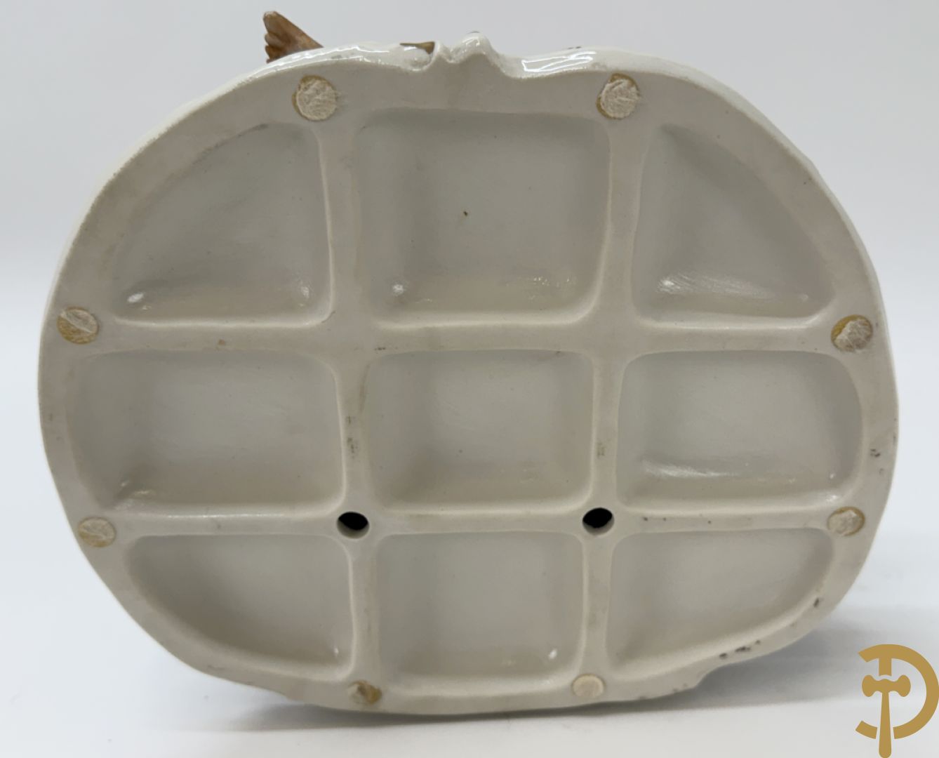 Zes porseleinen groepen Capo di Monte : Paarden met koets, oude man op bank, dame met kinderen, cupido