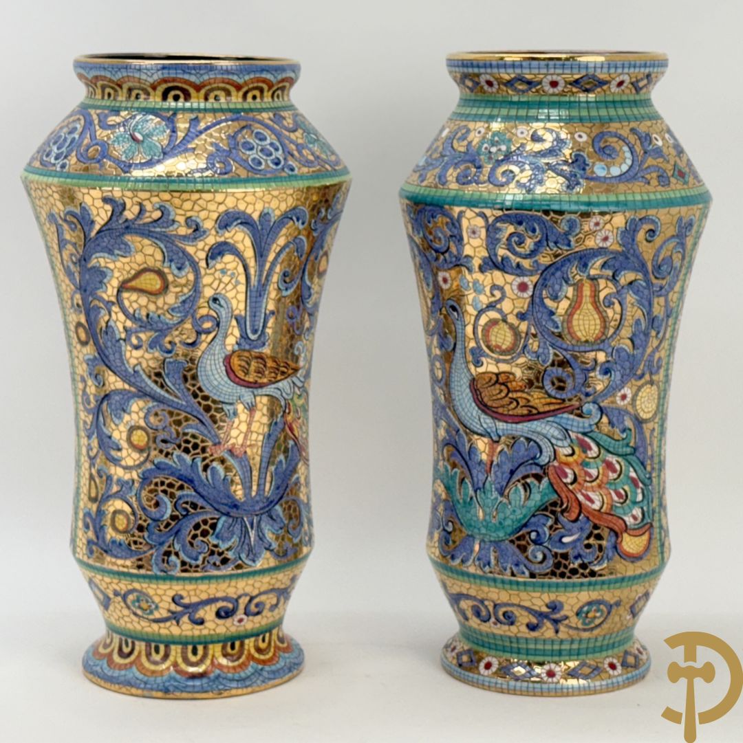 Twee Italiaanse vazen met verguld decor van personages en bloemenranken, Maioliche Deruta Italy 10005/45 en 10005/47