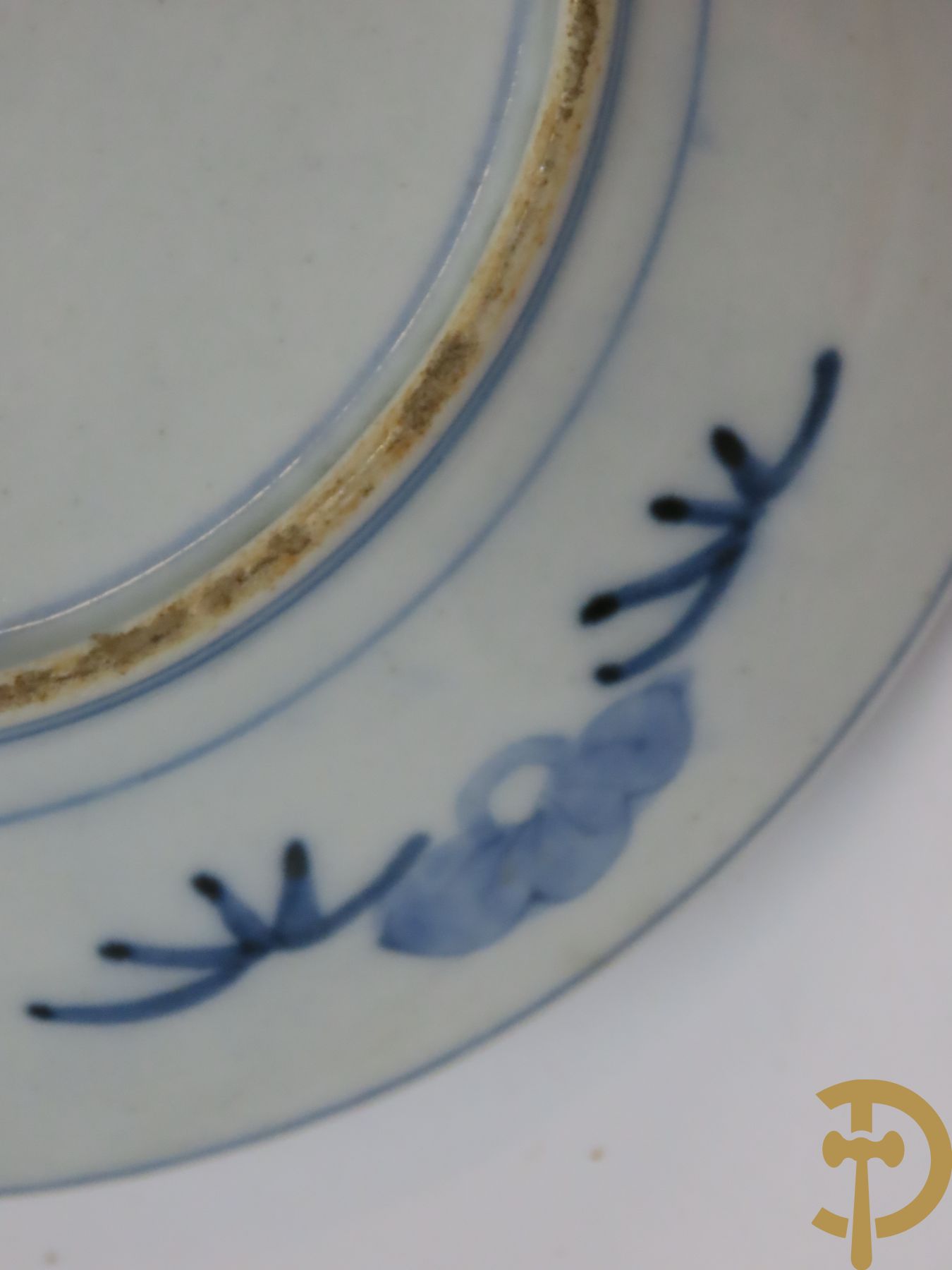 Acht Chinese porseleinen borden w.o. blauw/wit met bloemendecor, 2 blauw/witte borden, 2 Imari borden (1 met ster), 2 porseleinen borden met decor van bloemen in landschap en octagonaal bord