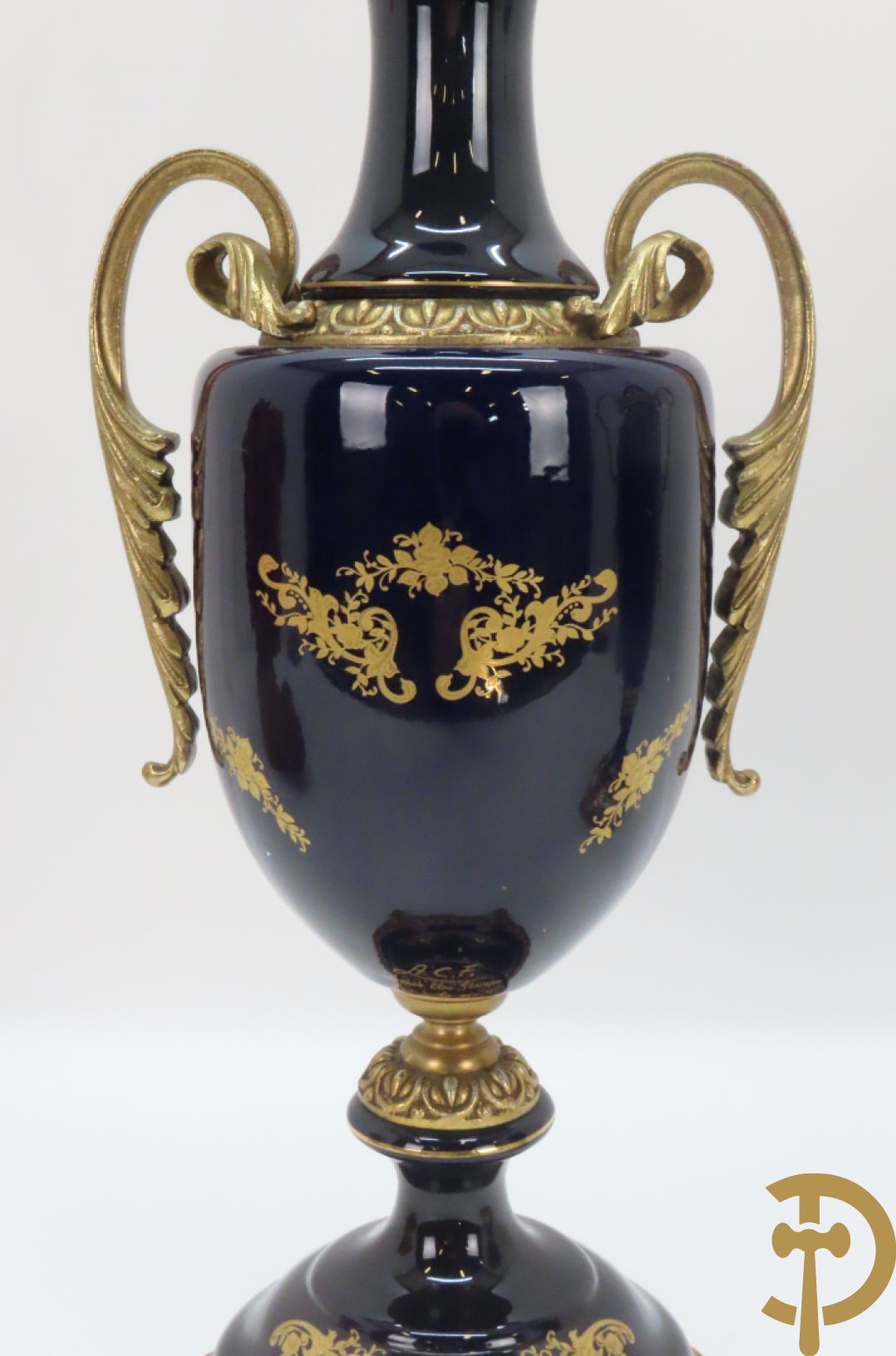 Twee porseleinen Stijl Sèvres cassolettes + dekselpotiche met bloemendecor + vijfarmige kandelaar Sèvres stijl, ACF