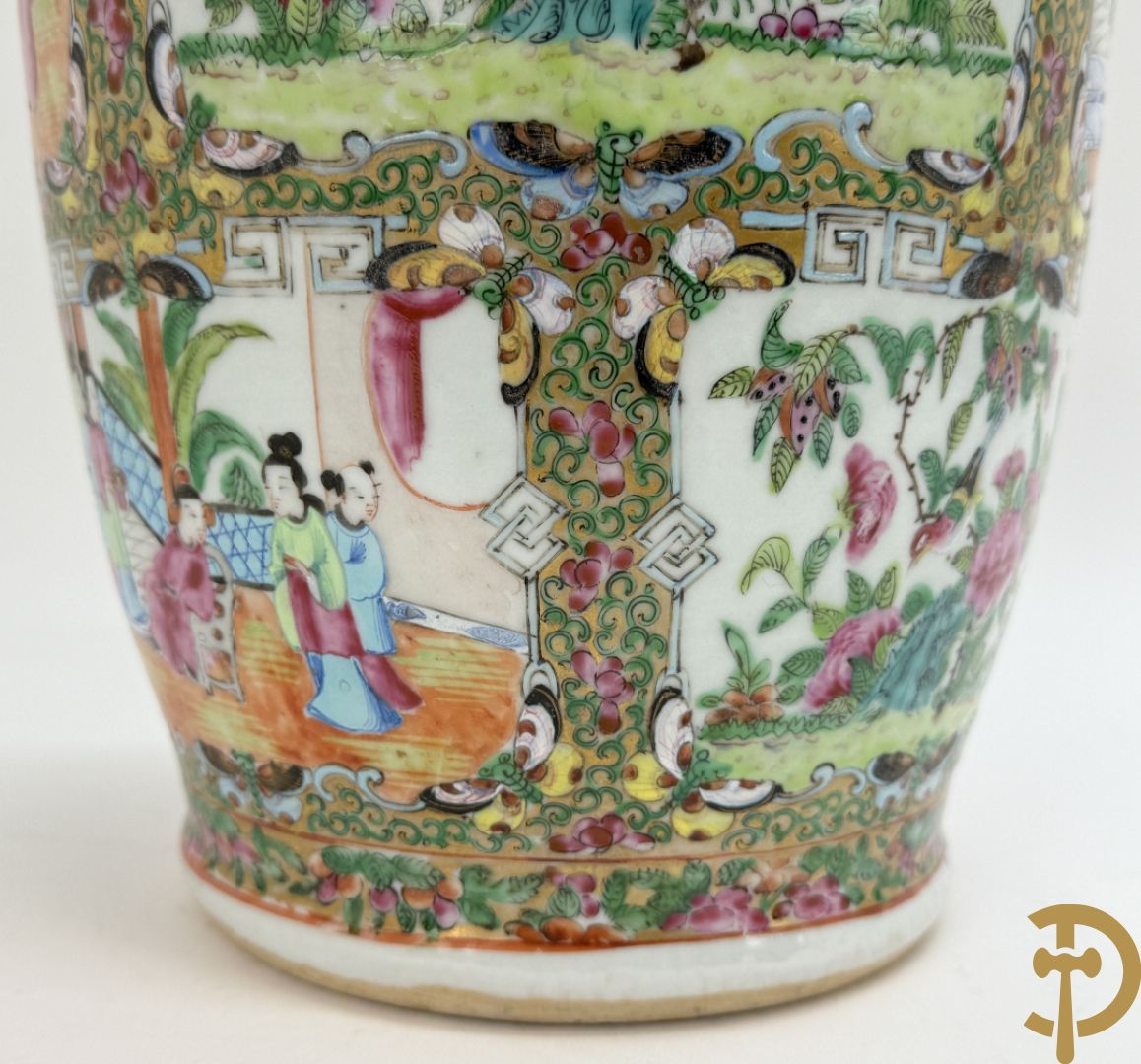 Chinese porseleinen Kanton vaas met geanimeerde taferelen en natuurdecor
