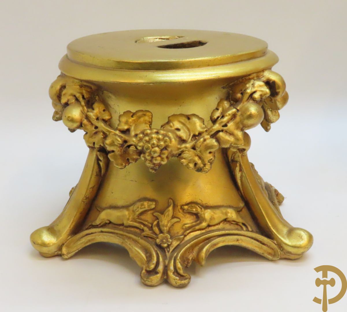 Twee vergulde sokkels met accanthusranken