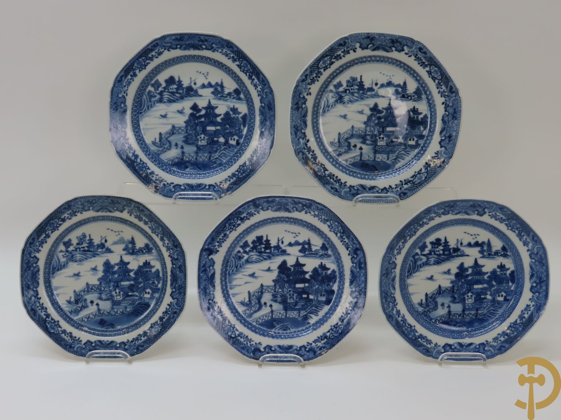 Vijf Chinese porseleinen bordjes met blauw/wit landschapsdecor met tempels