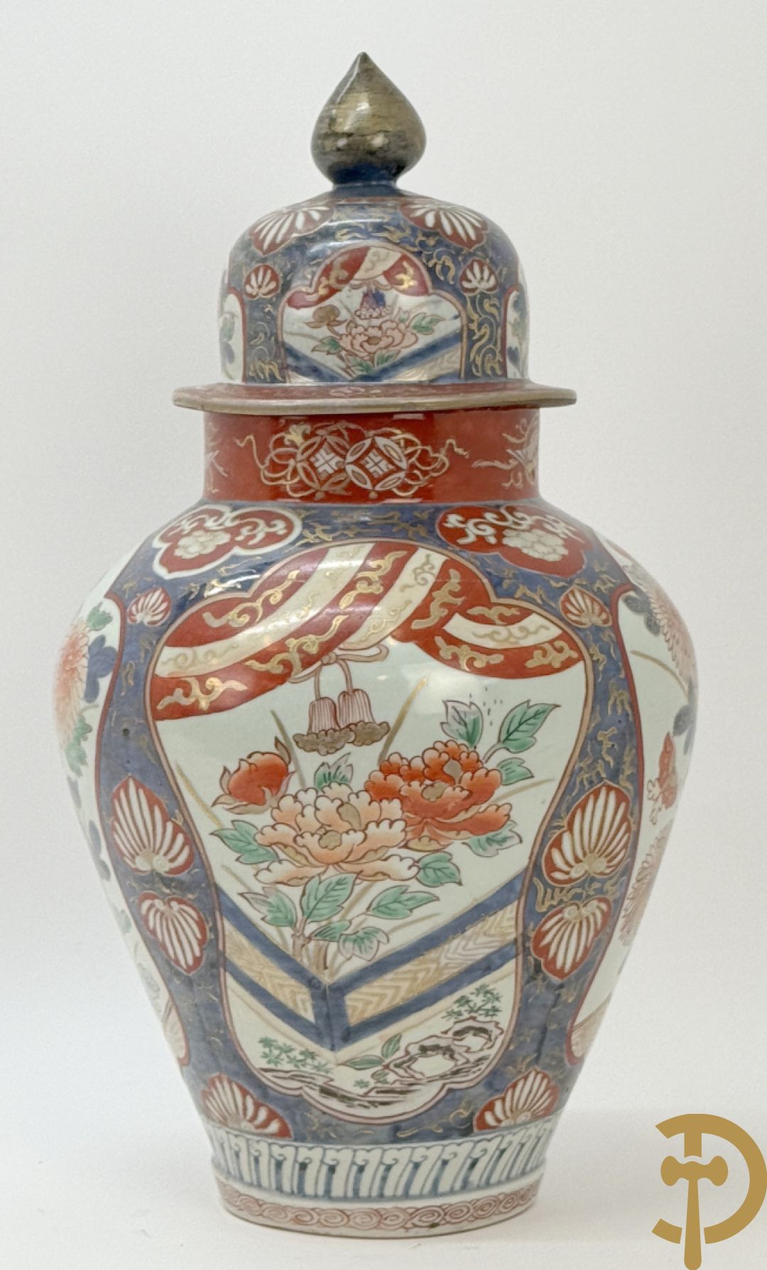 Japanse imari dekselpotiche met rood/blauw decor van bloemen in cartouches