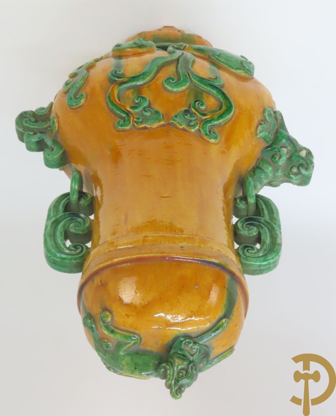 Geglazuurde Chinese aardewerken dekselvaas met fo honden en plantenmotieven