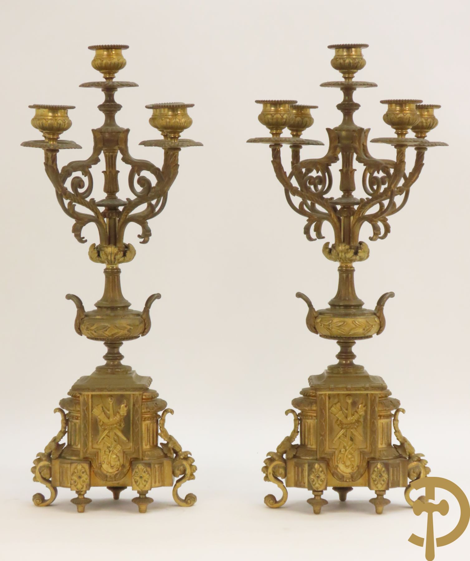 Paar bronzen kandelaars bovenaan bekroond met amfoor en pijlenkoker