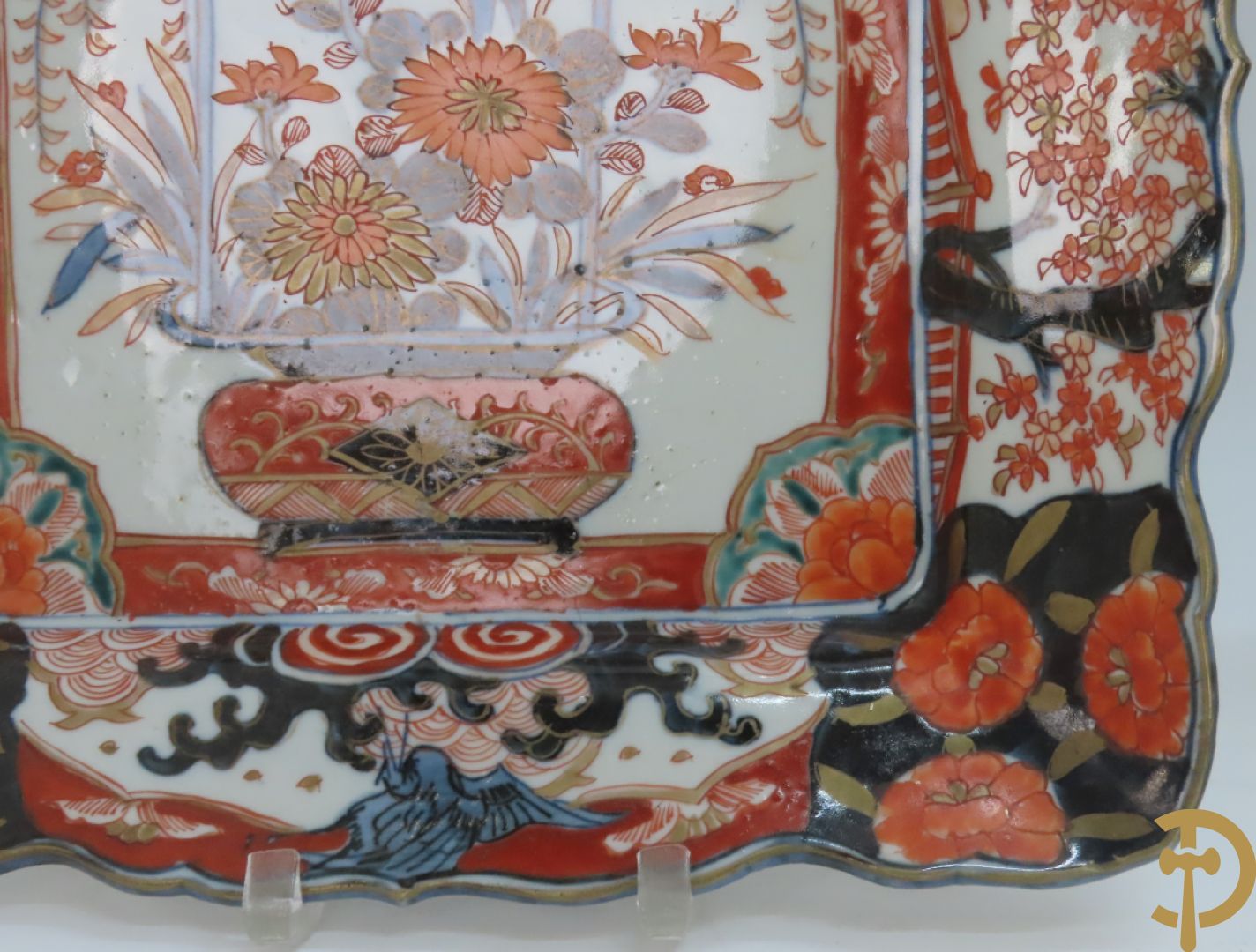 Drie vierkante Imari borden