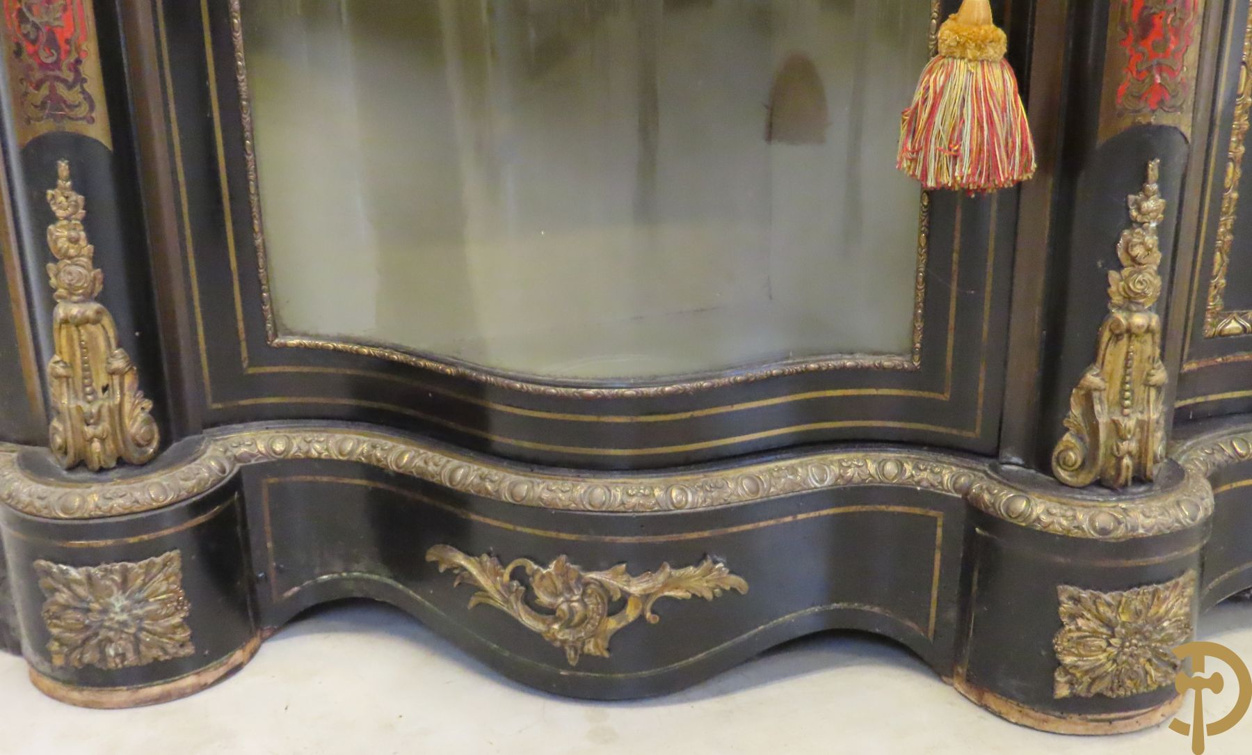 Groot Napoleon III dressoir met centrale deur bezet met medaillon in Boulletechniek - zijdelings met deuren in vitrineglas - bezet met bronzen ornamenten