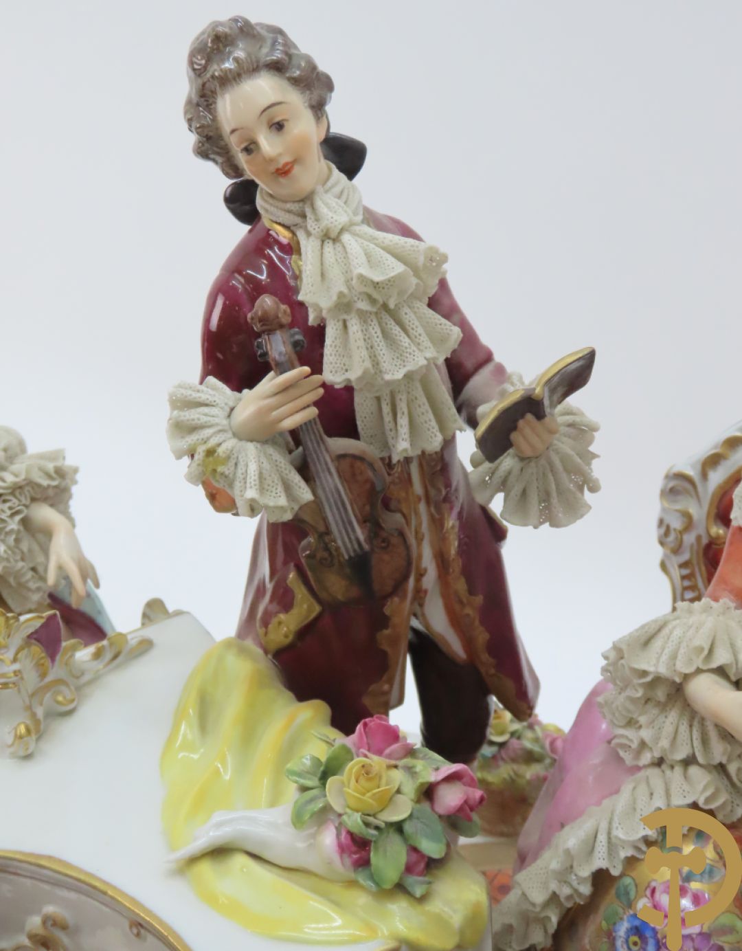 Grote gekleurde porseleinen geanimeerde groep met 7 muziekspelers