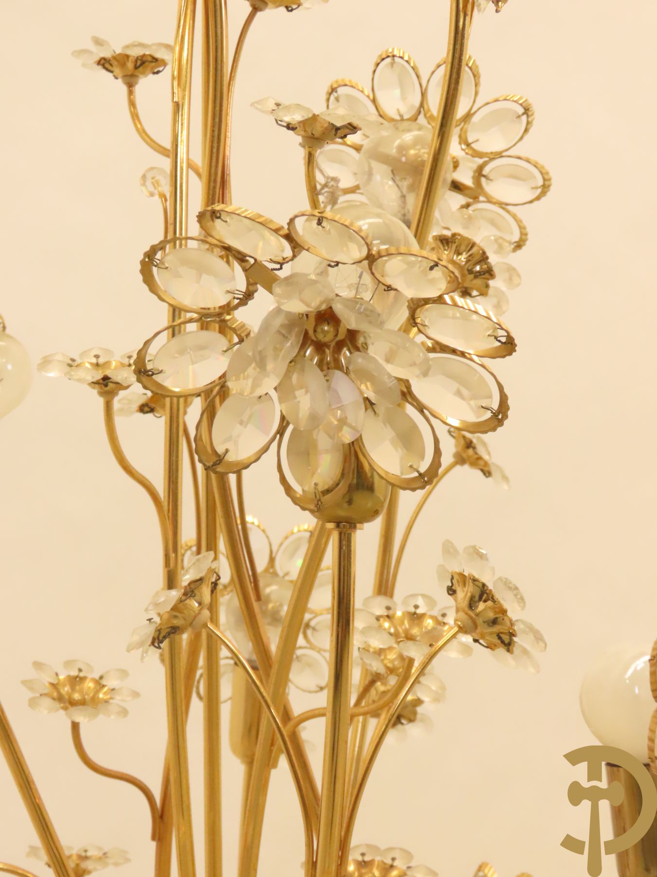 Vintage koperen staande lampadaire met strass bloemen