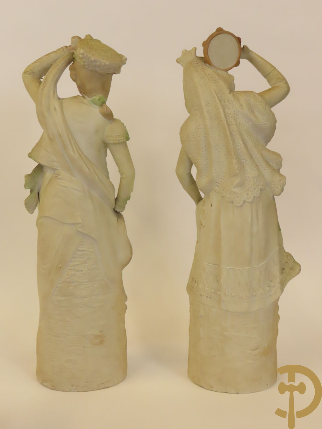 Meerkleurige porseleinen damesbuste + 14 biscuits